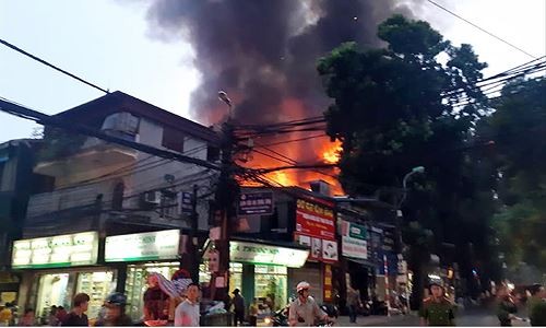 Vụ cháy đã thiêu rụi hàng chục phòng trọ của người nhà và bệnh nhân Bệnh viện Nhi T.Ư thuê cùng khoảng 8 ngôi nhà mặt đường La Thành