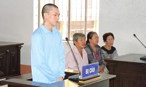 Bị cáo Hoàng cùng gia đình bà Lan tại phiên xét xử ngày 7/9/2018