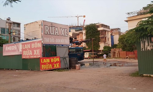 Một bãi rửa xe tại mặt đường Võ Chí Công. Ảnh: K.N     