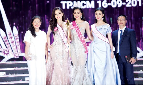 Ông Lê Thăng - Phó Tổng giám đốc Công ty TNHH Sản Xuất - Thương Mại Bạch Đằng, chụp ảnh cùng tân Hoa hậu và 2 Á hậu HHVN 2018