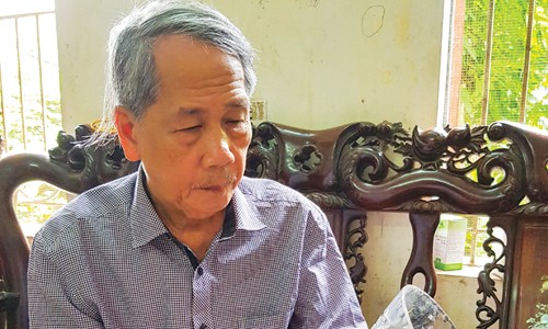 Ông Trịnh Đình Tân giới thiệu lọ hoa pha lê do ông tự làm 