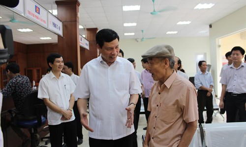 Ông Nguyễn Đức Long, Chủ tịch UBND tỉnh Quảng Ninh trò chuyện với người dân tại Trung tâm hành chính công TP. Cẩm Phả