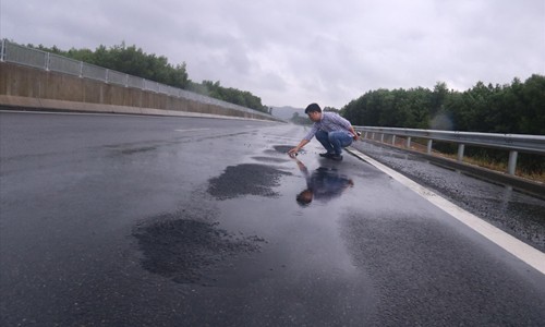 Cao tốc Đà Nẵng – Quảng Ngãi tiếp tục hư hỏng sau khi “vá”. Ảnh: Nguyễn Thành 