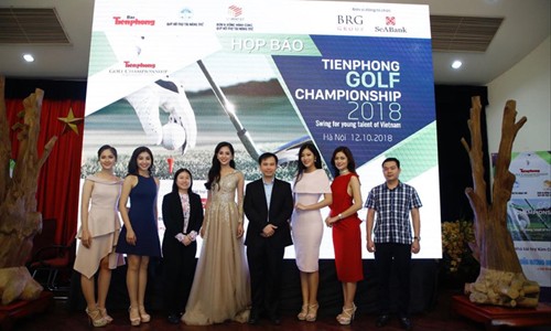 Tiến sỹ Phan Minh Liêm (giữa) cùng Hoa hậu và các người đẹp cuộc thi Hoa hậu Việt Nam 2018 tại cuộc họp báo công bố giải Tiền Phong Golf Championship 2018. Ảnh: Như Ý