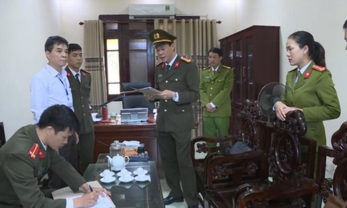 Công an đọc lệnh bắt giam bị can Trương Tuấn Dũng vào tháng 11/2017