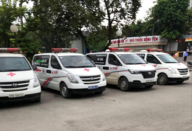 Loạt xe cấp cứu thường xuyên túc trực trong Bệnh viện Hòa Bình