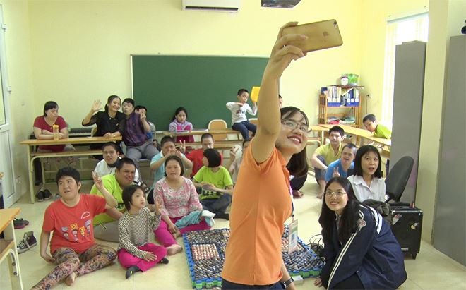 Cô giáo Dương Thị Thu Hà và học sinh tại lớp học của những em bị down Ảnh: CTV