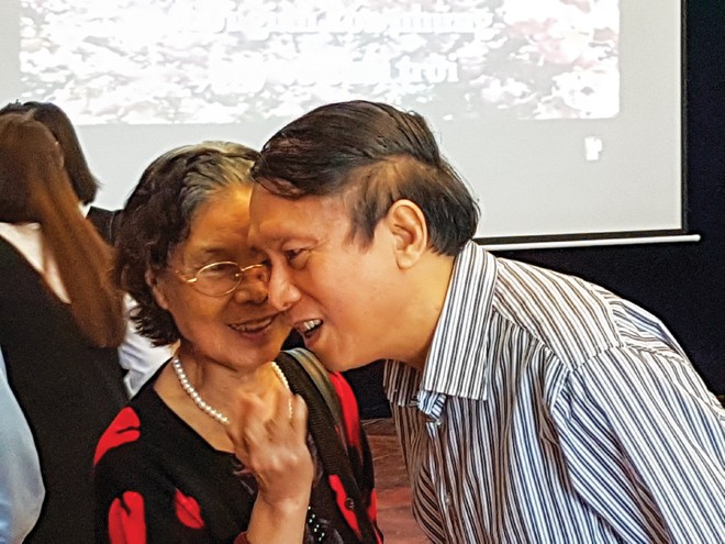 Nhà thơ Dương Kỳ Anh (phải) và cô Bích Hậu - nguyên Trưởng ban Bạn đọc