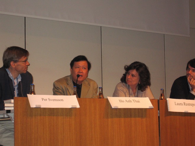 Hồ Anh Thái (giữa) tại diễn đàn hội nghị nhà văn quốc tế, Thụy Ðiển 2008