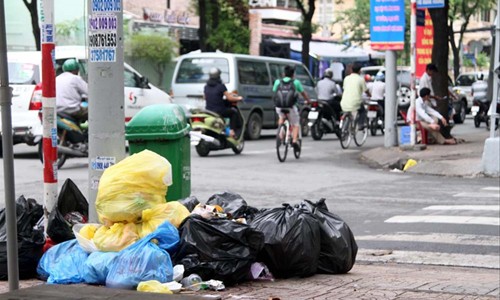 Hình ảnh rác ngập trên đường phố thường thấy tại Thủ đô 