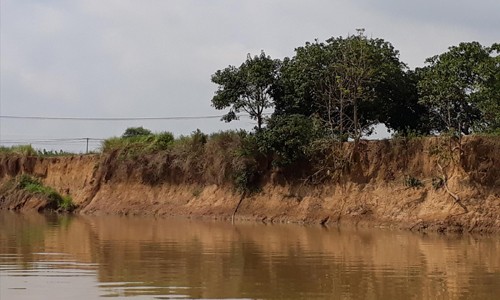 Một đoạn sông Đồng Nai bị sạt lở do khai thác cát