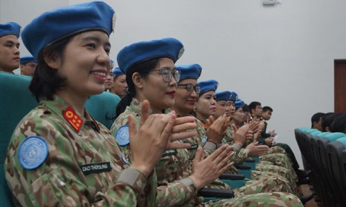 Các nữ quân nhân tham gia huấn luyện tiền triển khai BVDC 2.2. Ảnh: NGUYỄN MINH 