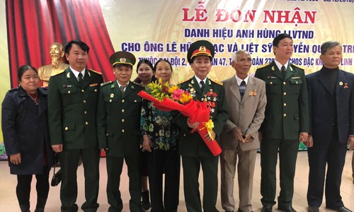 Ông Lê Hữu Trạc được đồng đội tặng hoa tại buỗi lễ đón nhận danh hiệu AHLLVTND 