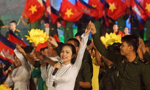 Tuổi trẻ hai nước tham gia Dạ hội thanh niên Quân đội Việt Nam - Campuchia “Chung dòng Mê Kông - Nghĩa tình sâu nặng” trong Năm Hữu nghị Việt Nam - Campuchia 2017 tại TPHCM. Ảnh: NGUYỄN MINH