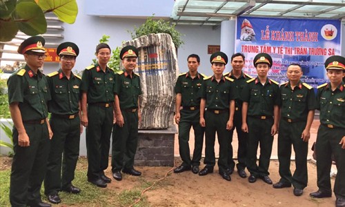 ThS đại úy Nguyễn Văn Linh (Ngoài cùng bên trái) cùng đồng đội trong buổi khánh thành trung tâm y tế Trường Sa