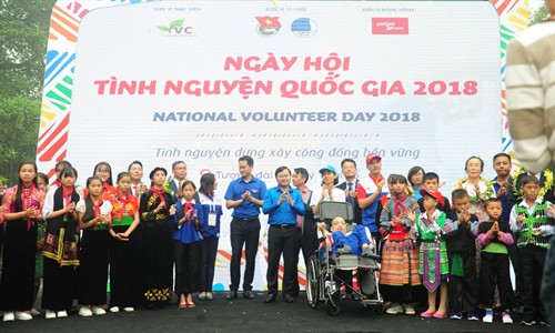 Đỗ Hà Cừ (ngồi xe lăn) được nhận Bằng khen của T.Ư Hội LHTN Việt Nam trong Ngày hội Tình nguyện Quốc gia 2018. Ảnh: NVCC