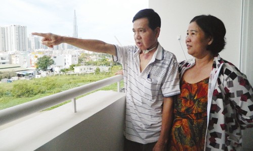 Vợ chồng bà Phùng Thị Thu Hằng trong căn hộ vườn được UBND quận 2 cho mượn trong thời gian chờ giải quyết khiếu nại