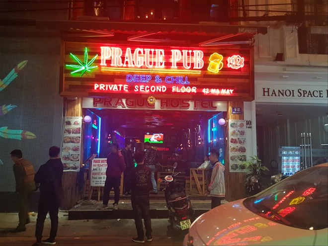 Một quán bar trên phố cổ vẫn sôi động sau 2 giờ các tối cuối tuần. Chỉ tạm đóng cửa khi có lực lượng cảnh sát xuất hiện