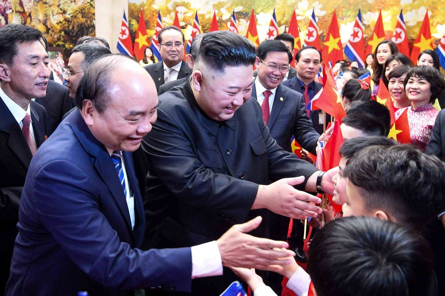 Thủ tướng Nguyễn Xuân Phúc và Chủ tịch Kim Jong-un với các cháu thiếu niên Hà Nội. Ảnh: Hồng Vĩnh