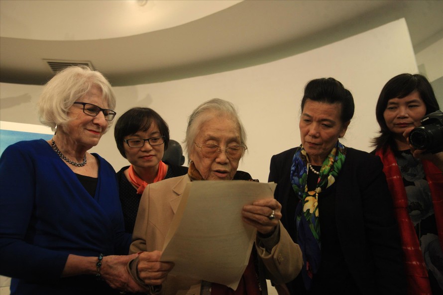 Bà Nancy Hollander và bà Nguyễn Thị Bình xem lại một số kỷ vật xưa. Ảnh: NGUYÊN KHÁNH 