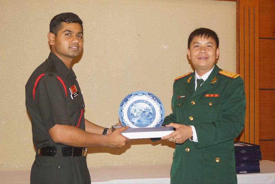 Trưởng đoàn Sĩ quan trẻ Việt Nam trao tặng quà lưu niệm cho Trưởng đoàn Sĩ quan trẻ Ấn Độ. Ảnh: N.M