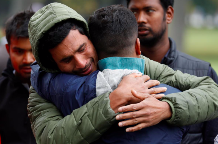 Những người Bangladesh đang chờ tin về người thân Ảnh: Reuters