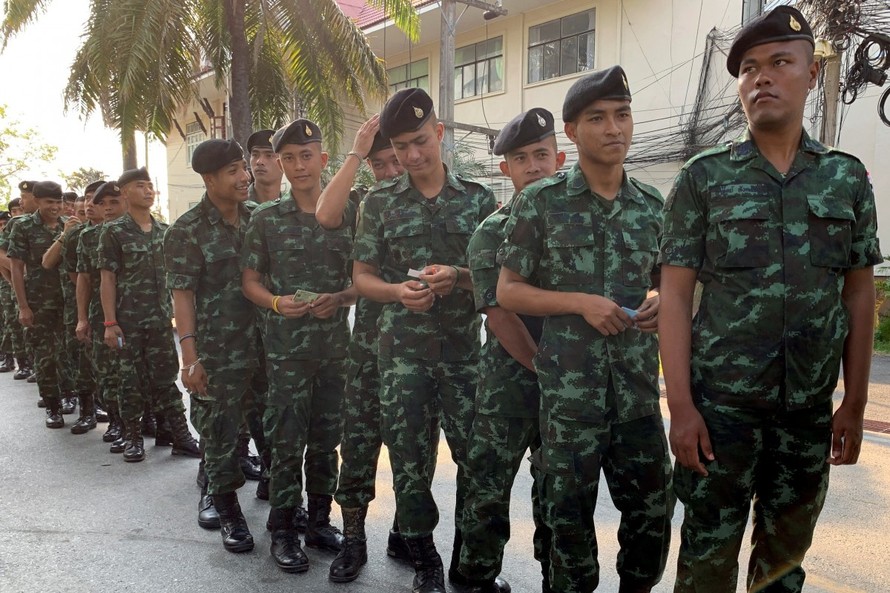 Binh lính xếp hàng chờ đến lượt bỏ phiếu ở tỉnh Pattani, Thái Lan. Ảnh: Reuters