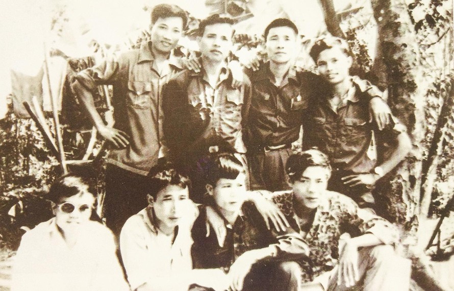 Ban Tham mưu Trung đoàn 88 chụp ảnh lưu niệm ngày 28/4/1975 tại Cần Giuộc, Long An (Thiếu tướng Thổ đứng hàng trên, thứ hai từ phải sang)