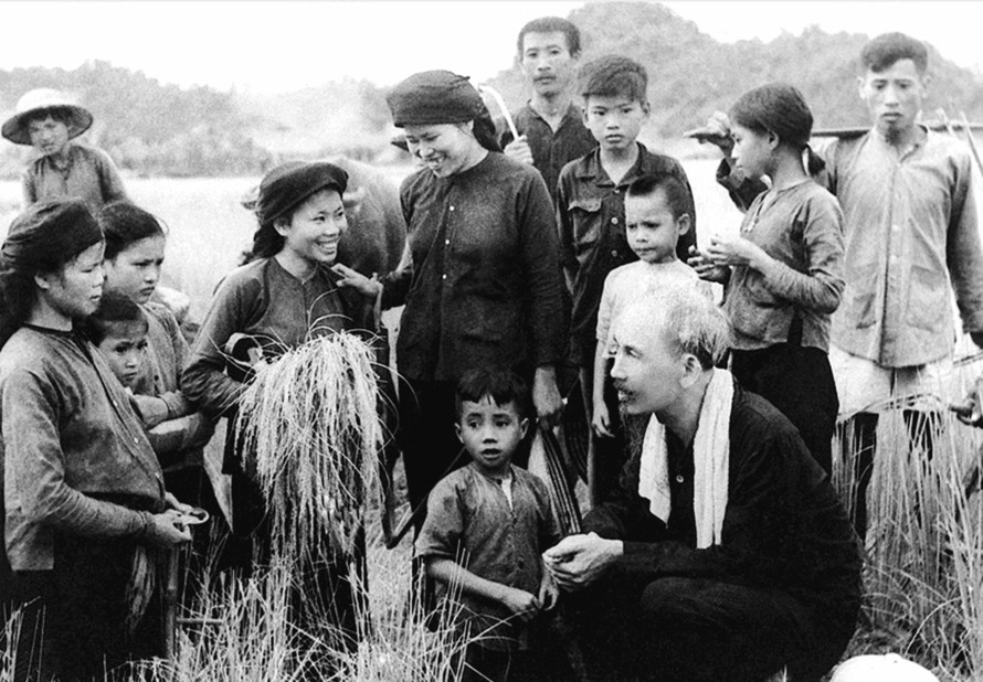 Chủ tịch Hồ Chí Minh thăm đồng bào huyện Đại Từ tỉnh Thái Nguyên, năm 1954. Ảnh: TL