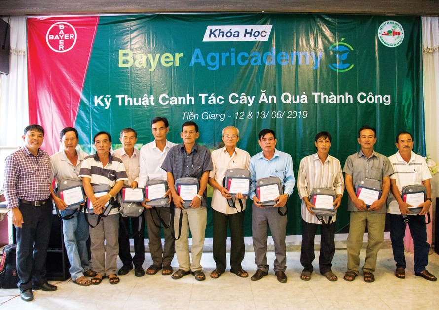 Nông dân lớp cây bưởi nhận chứng nhận khóa đào tạo Bayer Agricademy