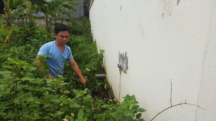 Ông Nguyễn Xuân Phương, Phó trưởng xóm Chùa (xã Nam Tiến) chỉ khu vực thoát nước thải đổ ra cống thoát nước chung với khu dân cư