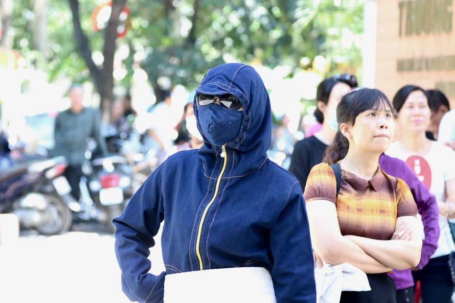 Nắng nóng khiến người dân phải trùm áo khoác kín mít. Ảnh: Như ý