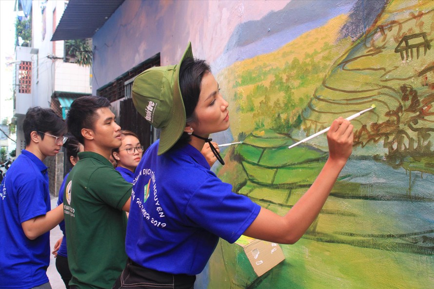 Hoa hậu H’Hen Niê, Đại sứ chiến dịch tham gia trang trí mảng tường trên phố sau lễ ra quân. Ảnh: NGÔ TÙNG
