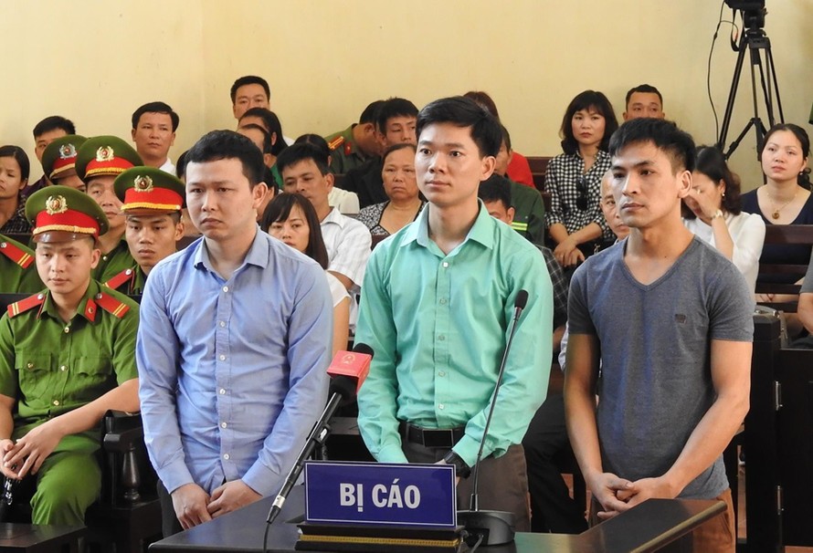 Bị cáo Trần Văn Sơn, Hoàng Công Lương, Bùi Mạnh Quốc tại phiên tòa liên quan đến sự cố chạy thận. Ảnh: Nguyên Khang