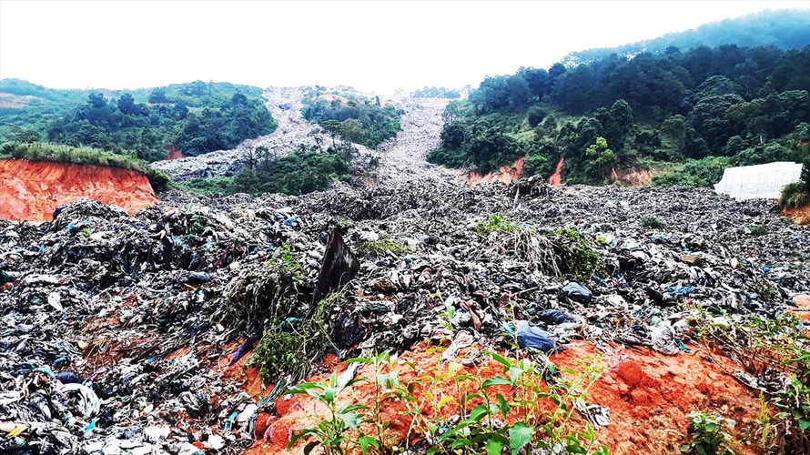 Khối lượng khổng lồ chất thải tràn xuống phá hủy tài sản của người dân và gây ô nhiễm môi trường