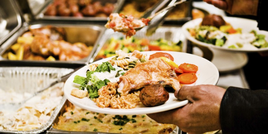 Nhiều quán buffet có quy định phạt khi khách để thừa đồ ăn