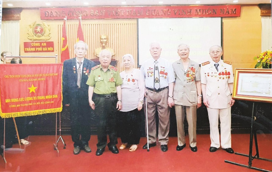 Ông Trương Tiến Ba (người thứ 2 từ trái qua phải) cùng đồng đội đơn vị trong lần gặp mặt tại Hải Phòng. Ảnh: Nhân vật cung cấp
