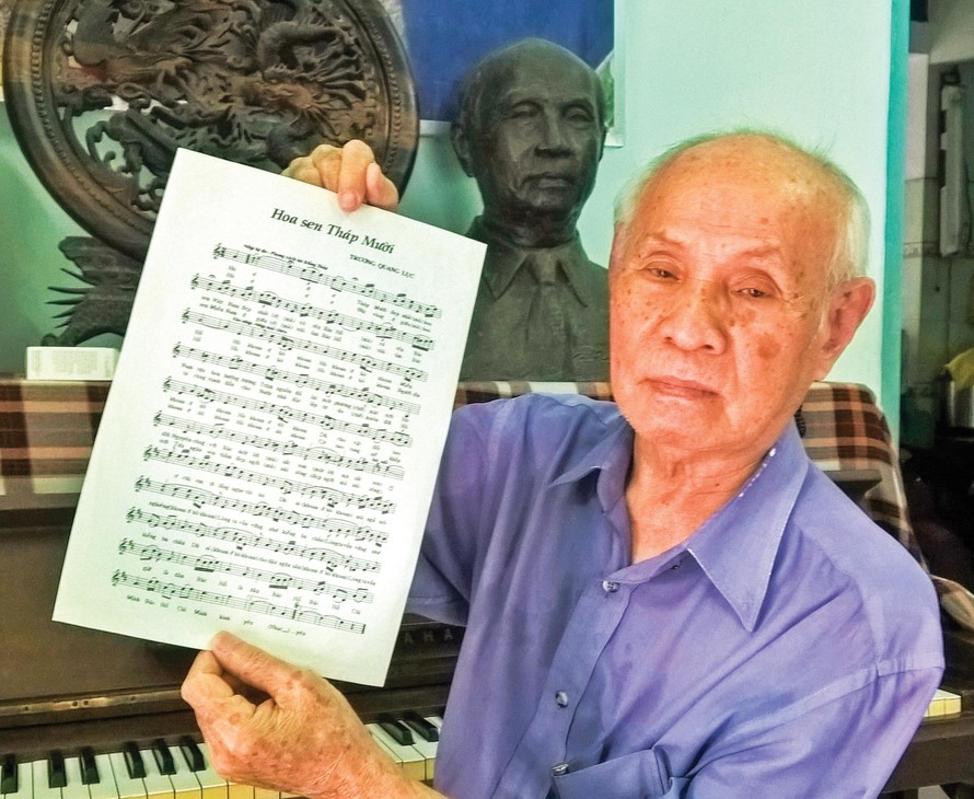 Nhạc sĩ Trương Quang Lục với bài nhạc “Hoa sen Tháp Mười”. Ảnh: Trần Nguyên Anh