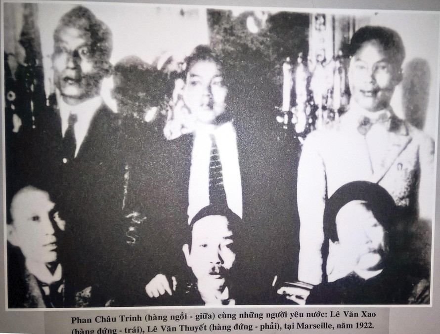 Phan Chu Trinh (ngồi giữa) và các nhà yêu nước Lê Văn Xao (người đứng bên trái) và Lê Văn Thuyết (người đứng bên phải) năm 1922. (Tư liệu của Khu lưu niệm Phan Chu Trinh)