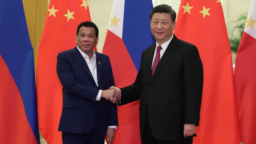 Tổng thống Philippines Rodrigo Duterte gặp Chủ tịch Trung Quốc Tập Cận Bình trong chuyến thăm Bắc Kinh vào tháng 4. Ảnh: Reuters