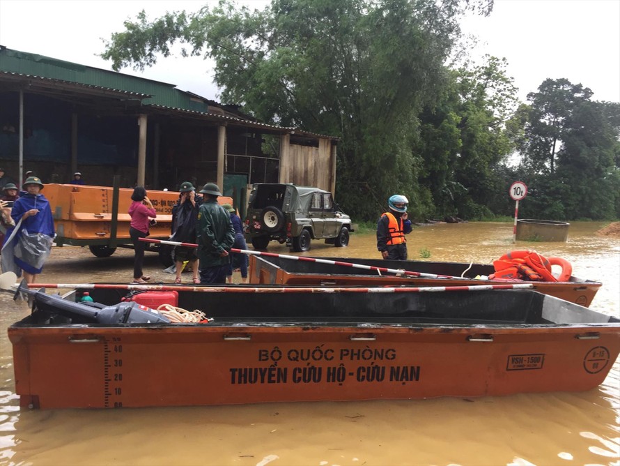 Ban chỉ huy quân sự huyện Hương Khê (Hà Tĩnh) dùng ca nô để vào khu vực xã Hương Giang, Hương Thủy nơi đang ngập sâu