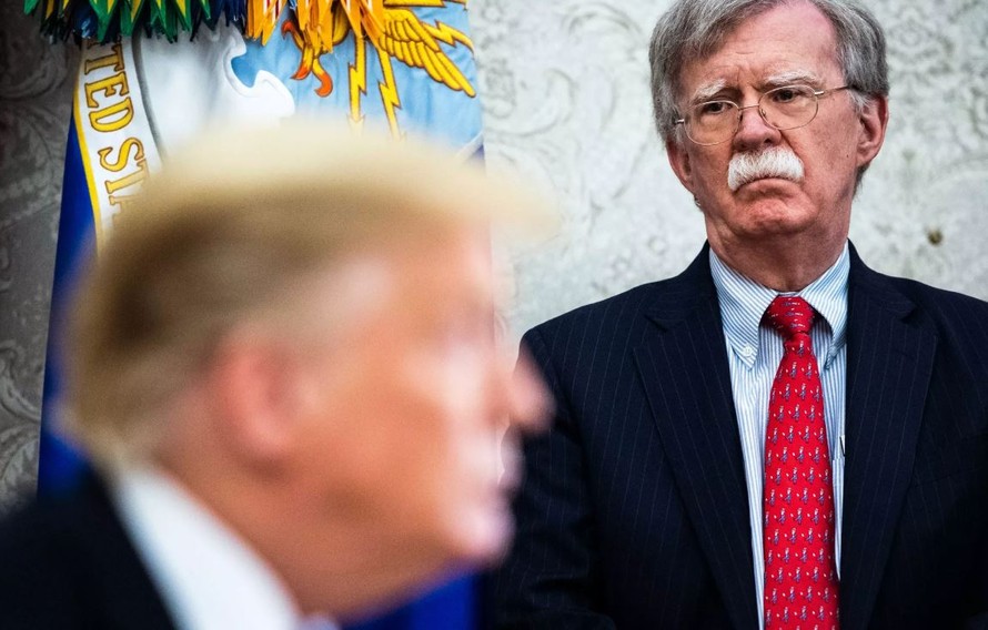 Cố vấn an ninh quốc gia John Bolton nghe Tổng thống Trump trao đổi với quốc khách tại Nhà Trắng ngày 13/5. Ảnh: Washington Post/ Getty Images