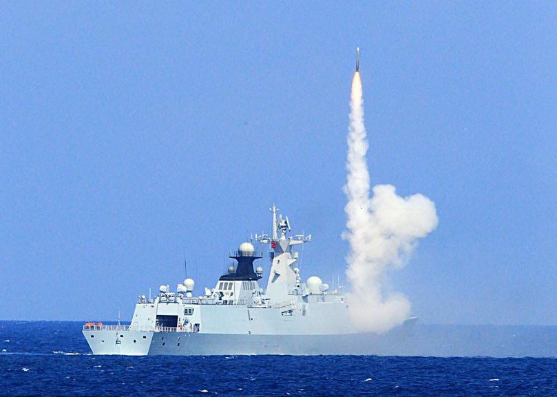 Tàu hải quân Trung Quốc phóng tên lửa trong một cuộc tập trận trên biển Đông. Ảnh: CFP
