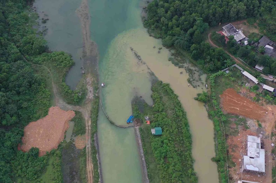 Hình ảnh nguồn nước dẫn về hồ Đầm Bài bị ô nhiễm
