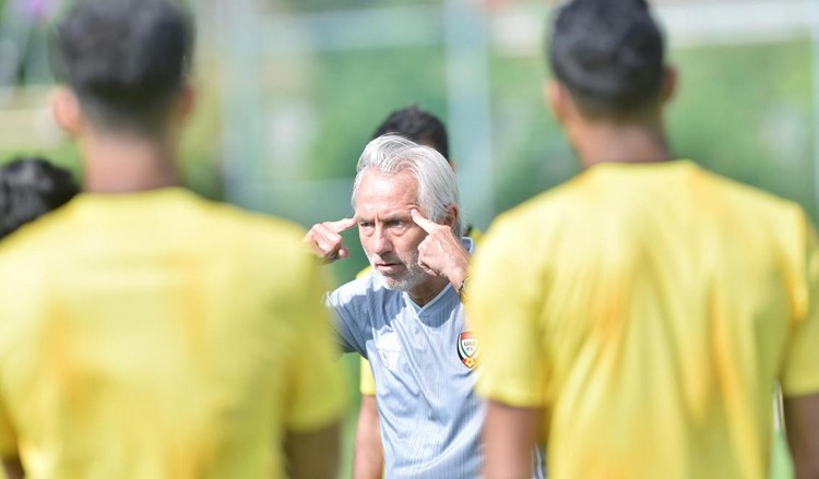 HLV Bert van Marwijk bị chỉ trích dữ dội sau trận thua Thái Lan