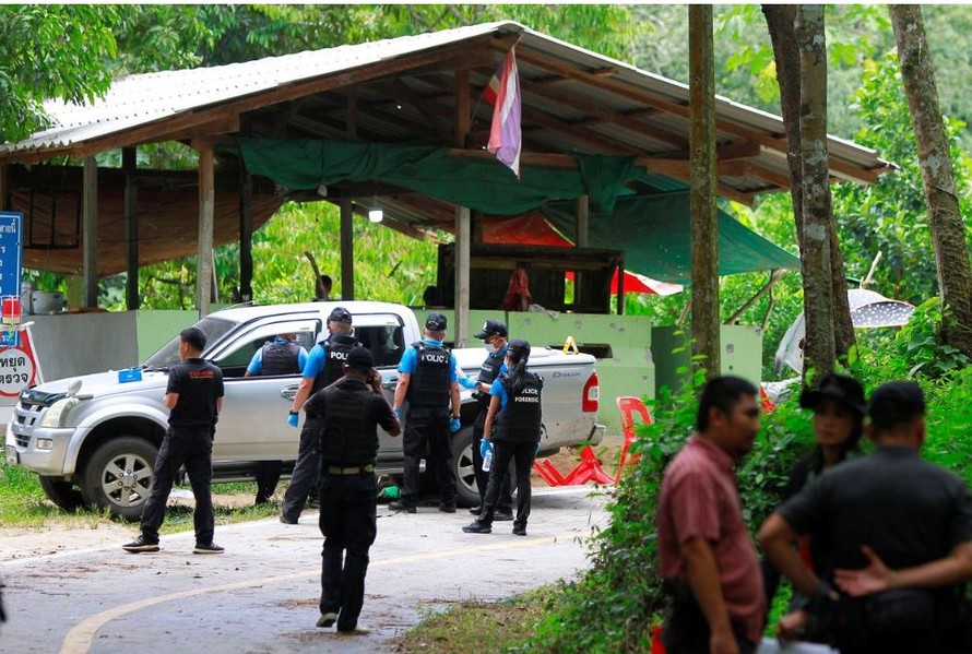 Cảnh sát Thái Lan khám nghiệm hiện trường vụ tấn công. Ảnh: REUTERS/Surapan Boonthanom