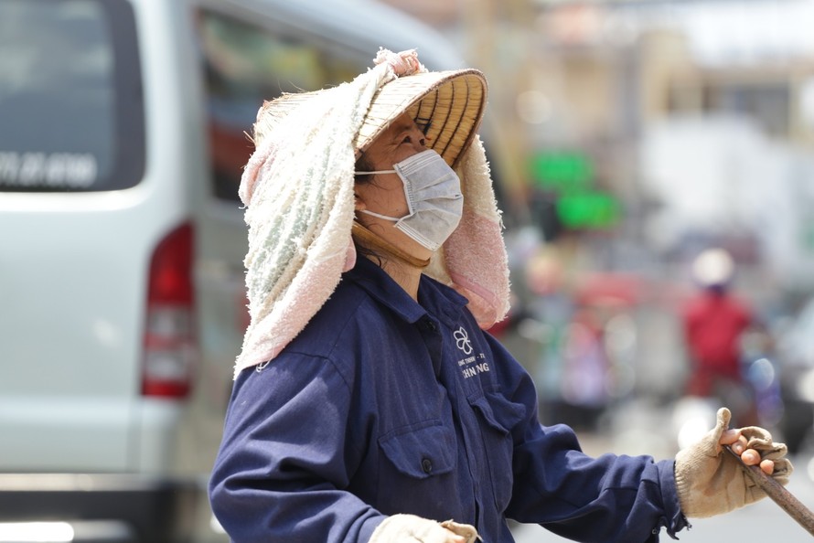 Người dân lao động làm việc ngoài trời ở Hà Nội. Ảnh: PV