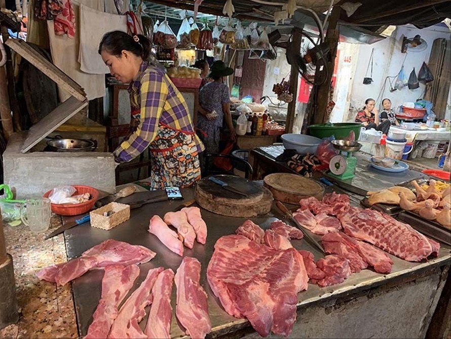 Thịt lợn bán ở chợ dân sinh Hà Nội. Ảnh: H.M