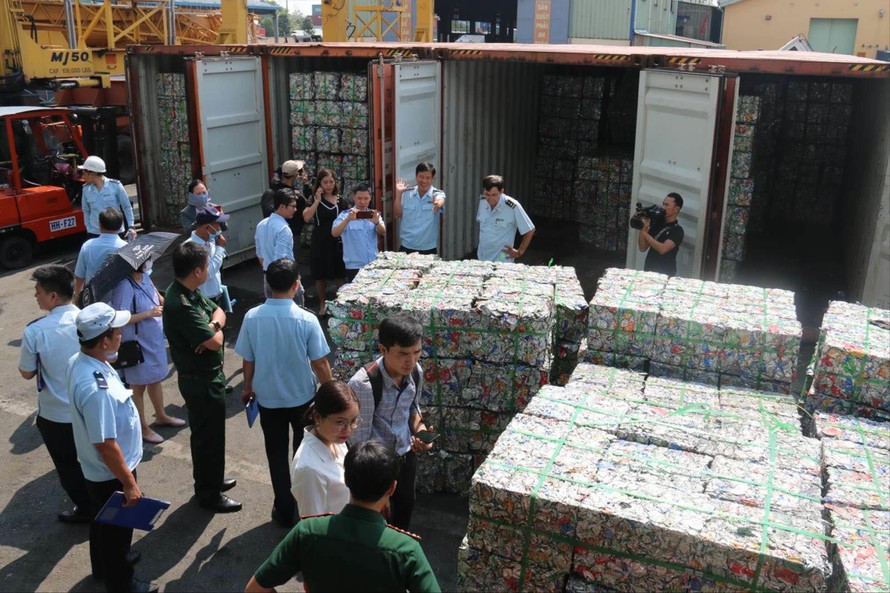 Ngày 7 /11, Cục Hải quan TPHCM phối hợp, bắt giữ 4 container phế liệu là gần 100 tấn nhôm đang chuẩn bị xuất lậu đi Hàn Quốc