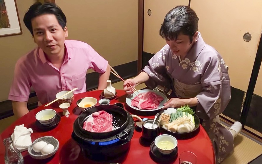 Khoa Pug trong video gây tranh cãi khi dựng chuyện phục vụ người Nhật xin được đút cơm cho người quay phim